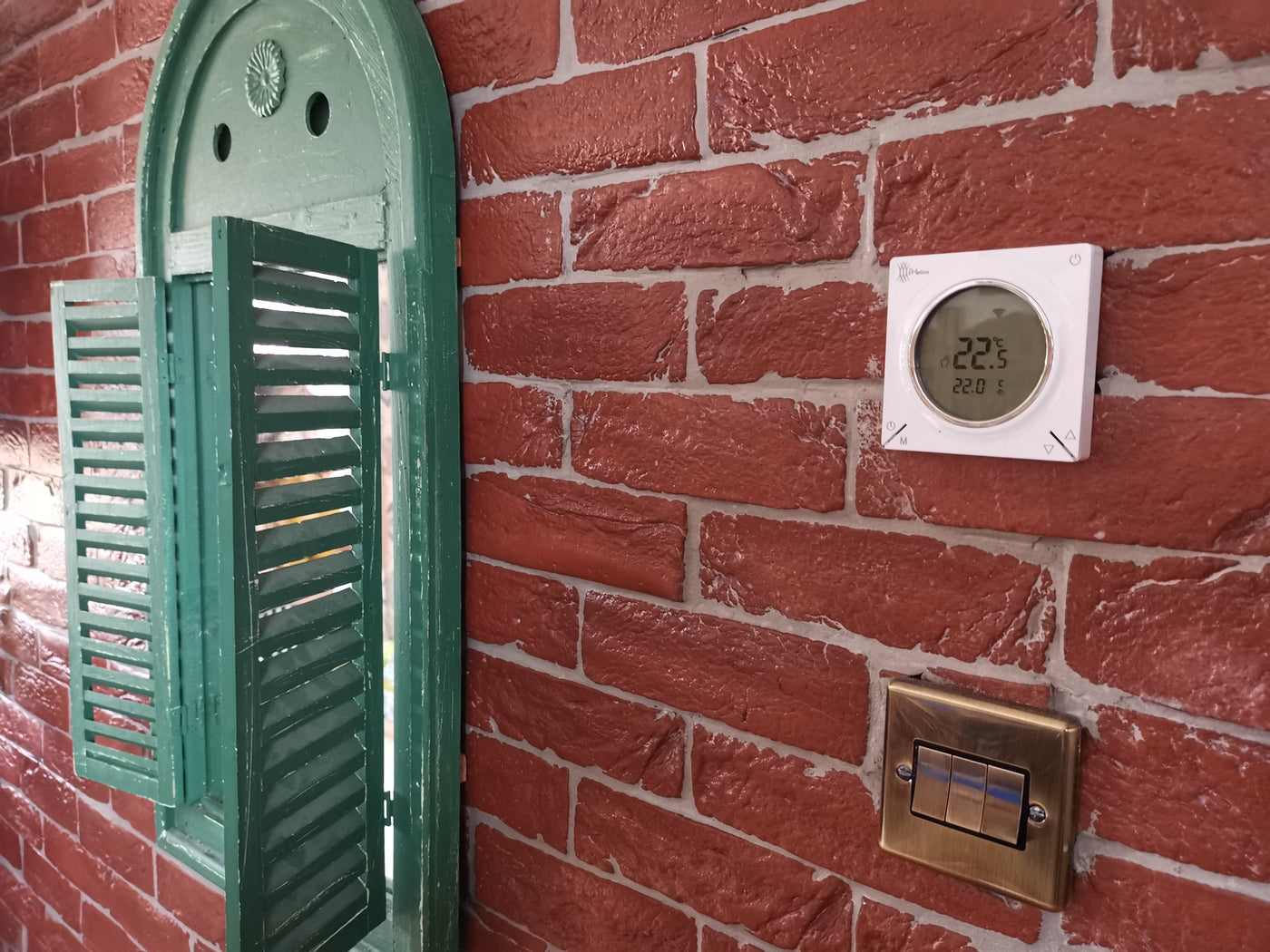 Smart thermostat controlling iHelios ceiling heating